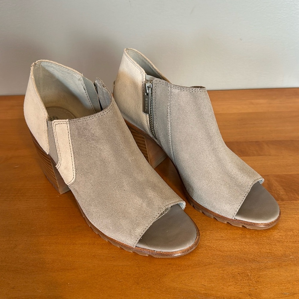 Like New Sorel Grey and White Heeled Sandals Size 7.5